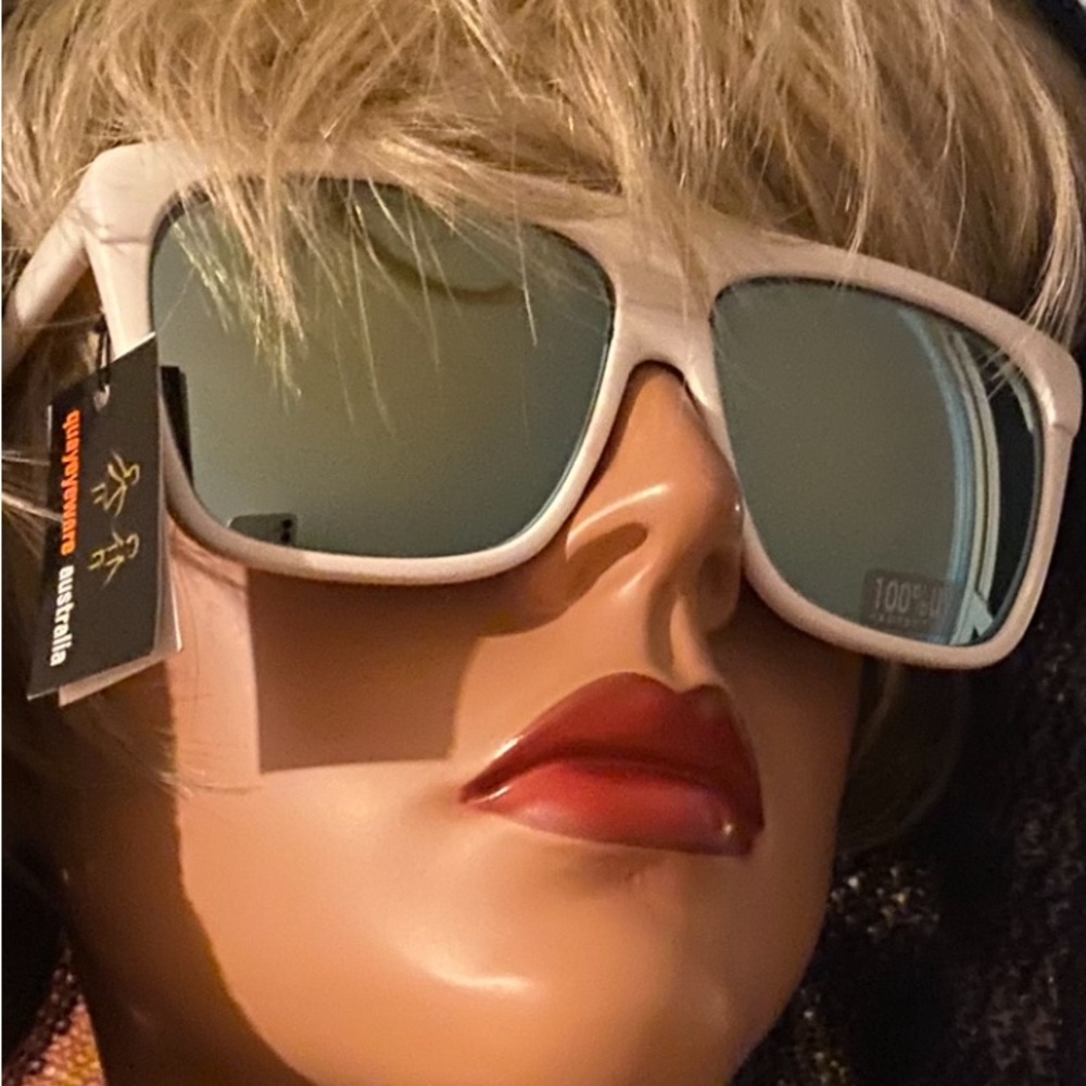 Quay Australia Sunglasses NWT & Case & Wipe Great Gift!